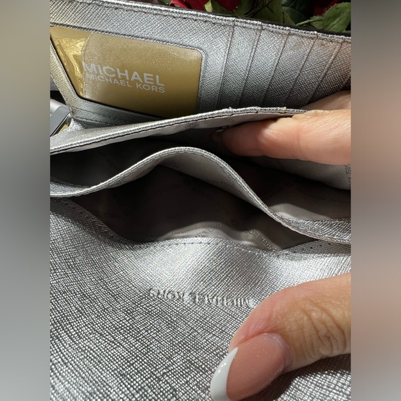 MICHAEL KORS NWOT JET SET TRAVEL SAFFIANO LEATHER LARGE TRIFOLD - Picture 7 of 12